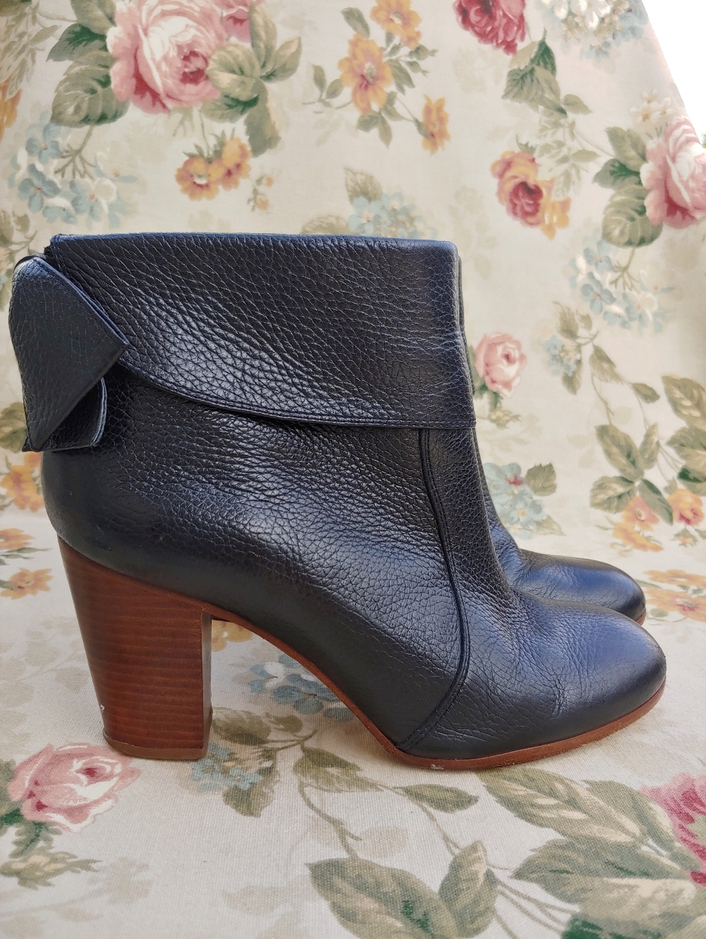 Kate Spade Lanise Bow Pebbled Leather Ankle Boot in Black Women's 9